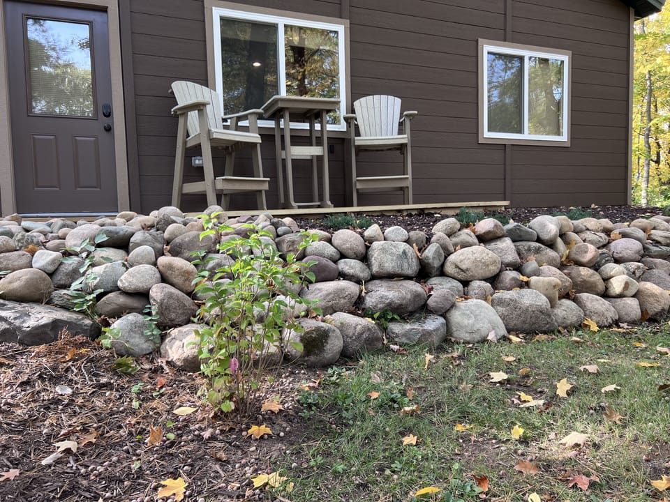 Sitting area that overlooks lake