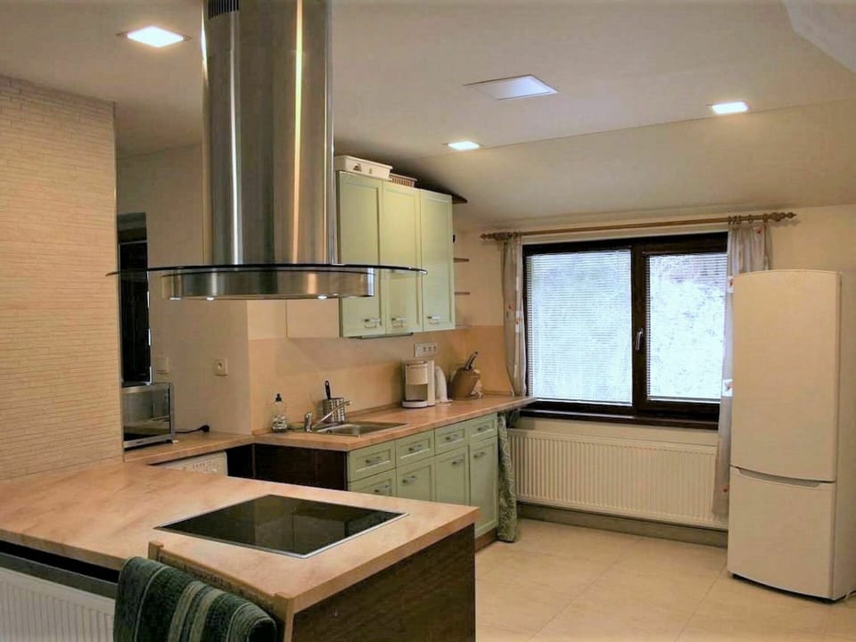 Cabinetry, Kitchen Sink, Tap, Sink, Countertop, Property, Plumbing Fixture, Kitchen Stove, Kitchen Appliance, Kitchen