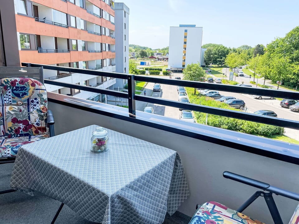 Daytime, Building, Apartment, Architecture, Condominium, Residential Area, Metropolitan Area, Urban Design, Balcony