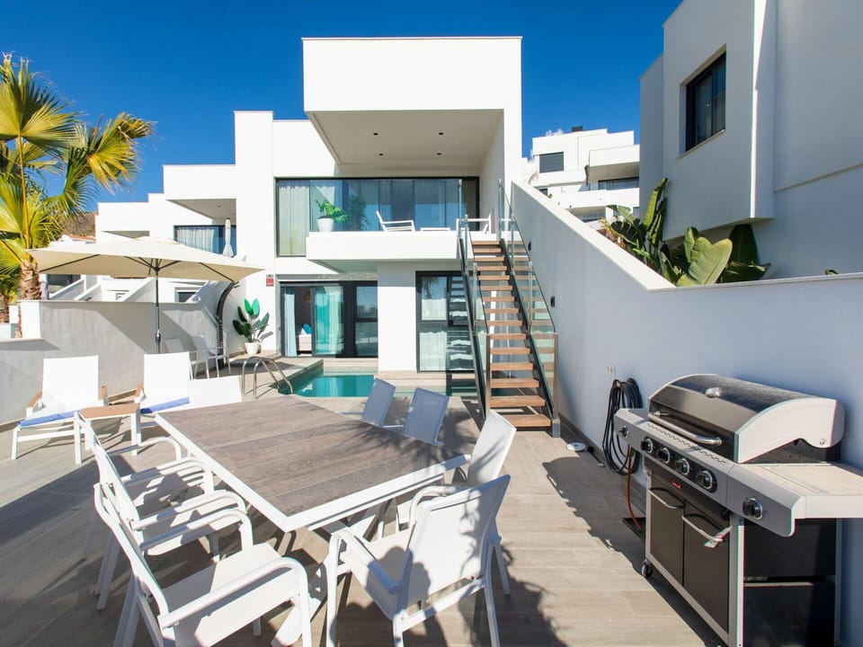 Water, Sky, Building, Plant, Property, Daytime, Swimming Pool, Azure, Window, Tree