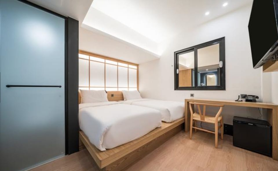 Standard Twin Room | Premium bedding, in-room safe, desk, soundproofing
