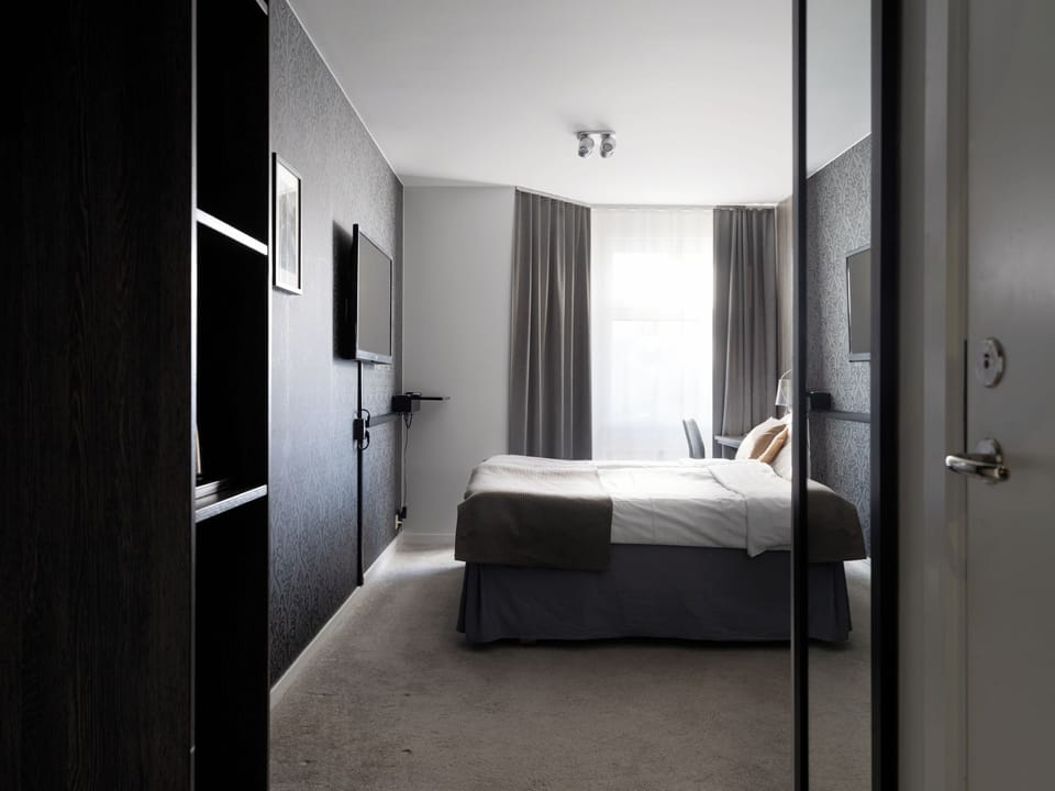 Deluxe Double Room | Hypo-allergenic bedding available, pillowtop beds, in-room safe, desk