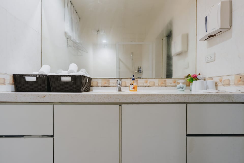 Quadruple Room | Bathroom | Shower, hair dryer, towels, shampoo