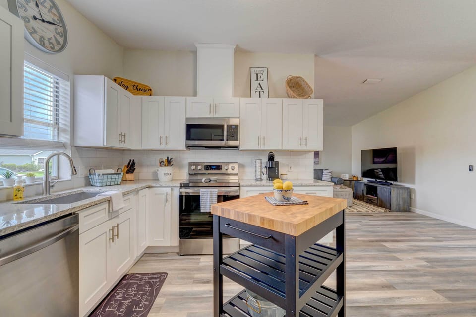 Kitchen | Basic Cooking Essentials Provided | Crock-Pot | Spices | Blender