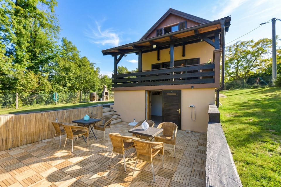 Family House, 2 Bedrooms, Balcony, Mountainside (Jungle House With Pool and Hot Tub) | Outdoor dining