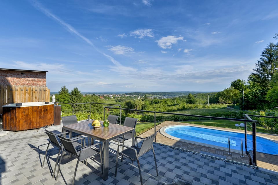 Family House, 2 Bedrooms, Balcony, Mountainside (Twin Oasis Retreat with Pool & Spa) | Outdoor dining