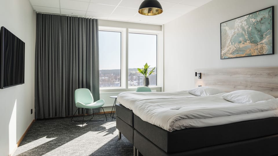 Superior Twin Room, Non Smoking | Desk, bed sheets