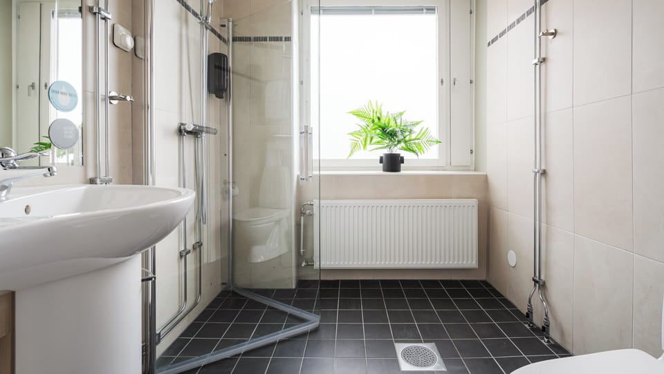 Suite, 1 Double Bed, Non Smoking | Bathroom | Hair dryer, towels