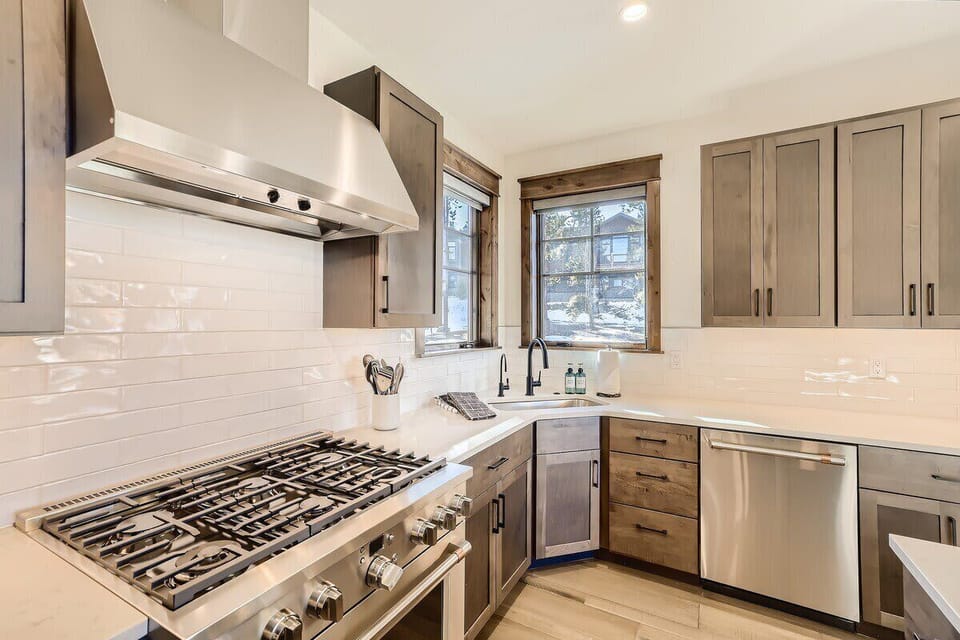 Six burner gas range for the chef in your group