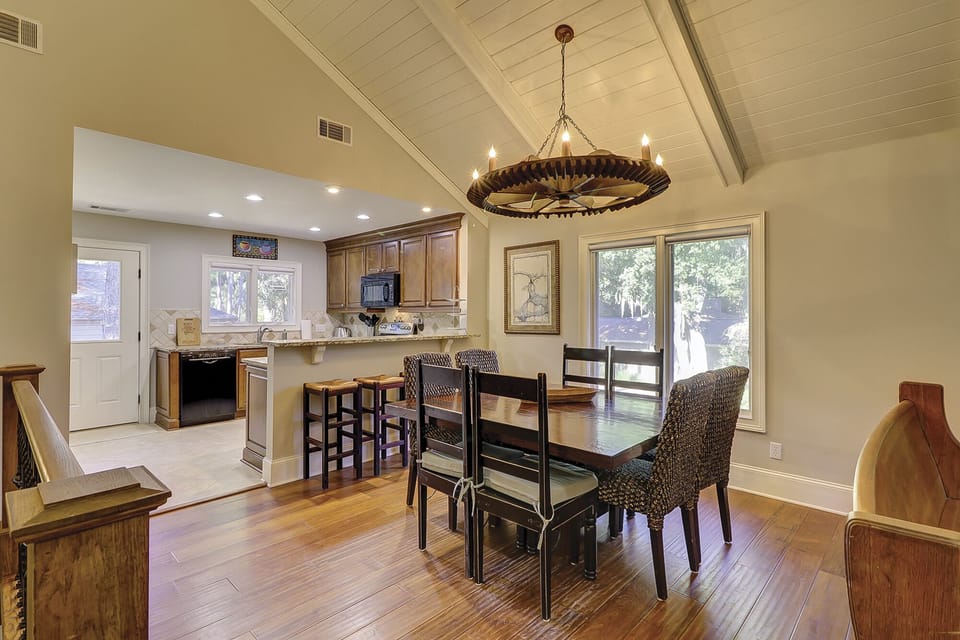 Dining/Kitchen Area