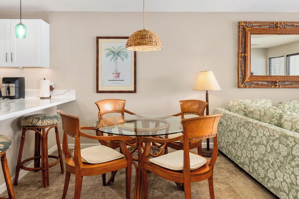 Dining area with 4 chairs