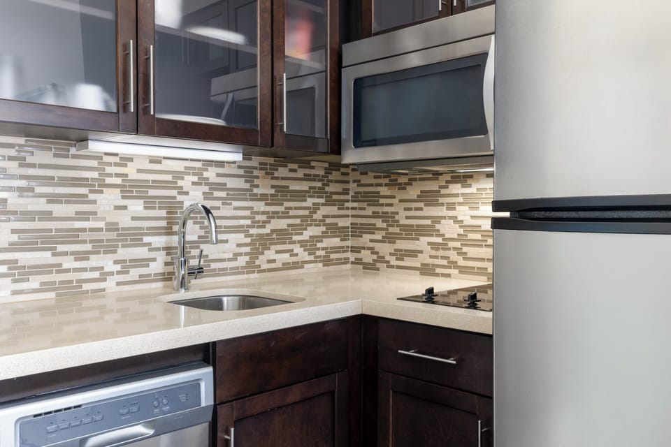 Full-size fridge, microwave, stovetop, dishwasher