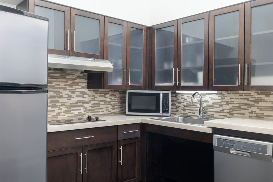 Coffee/tea maker, full-size fridge, microwave, stovetop