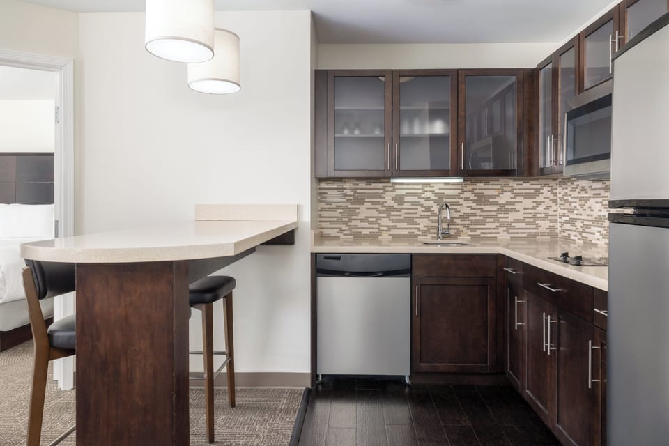 Full-size fridge, microwave, stovetop, dishwasher