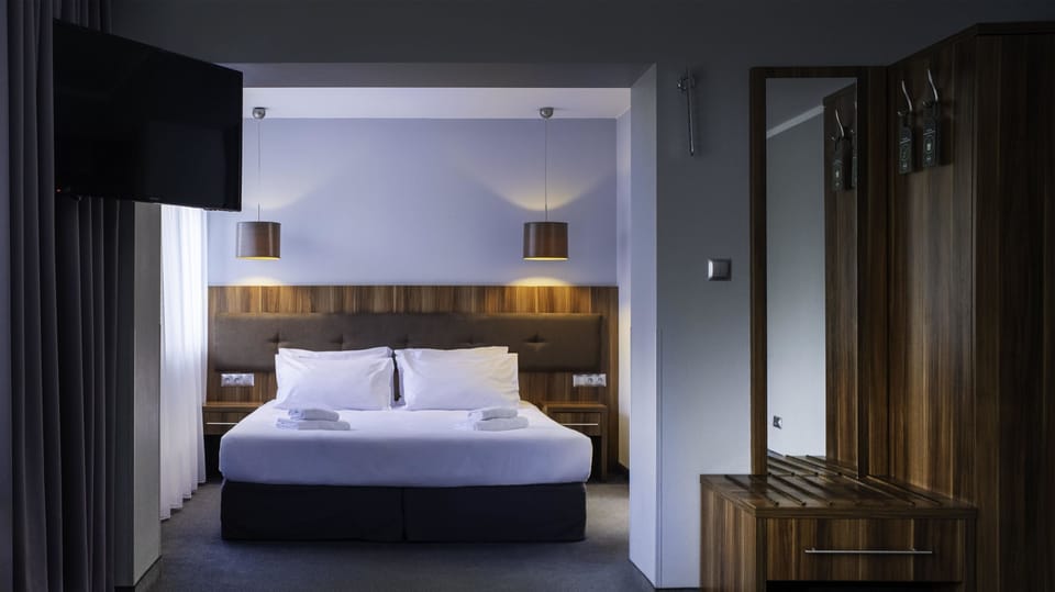 Suite | Hypo-allergenic bedding, desk, laptop workspace, iron/ironing board