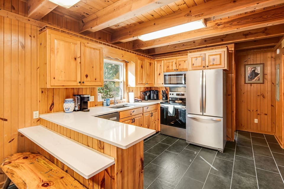 Upgraded kitchen & quartz countertops