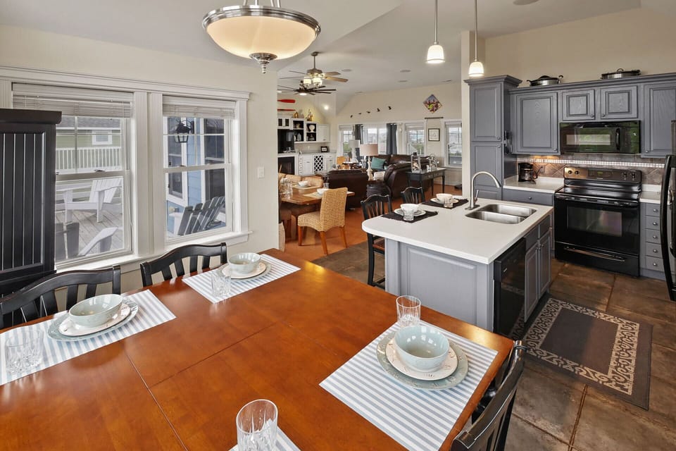 Watch your favorite chef perform their magic - the dining area is conveniently right next to the kitchen.