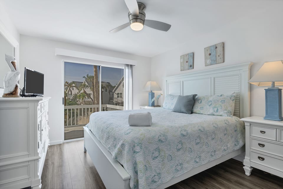 Primary Bedroom - King Bed & Walk in Closet