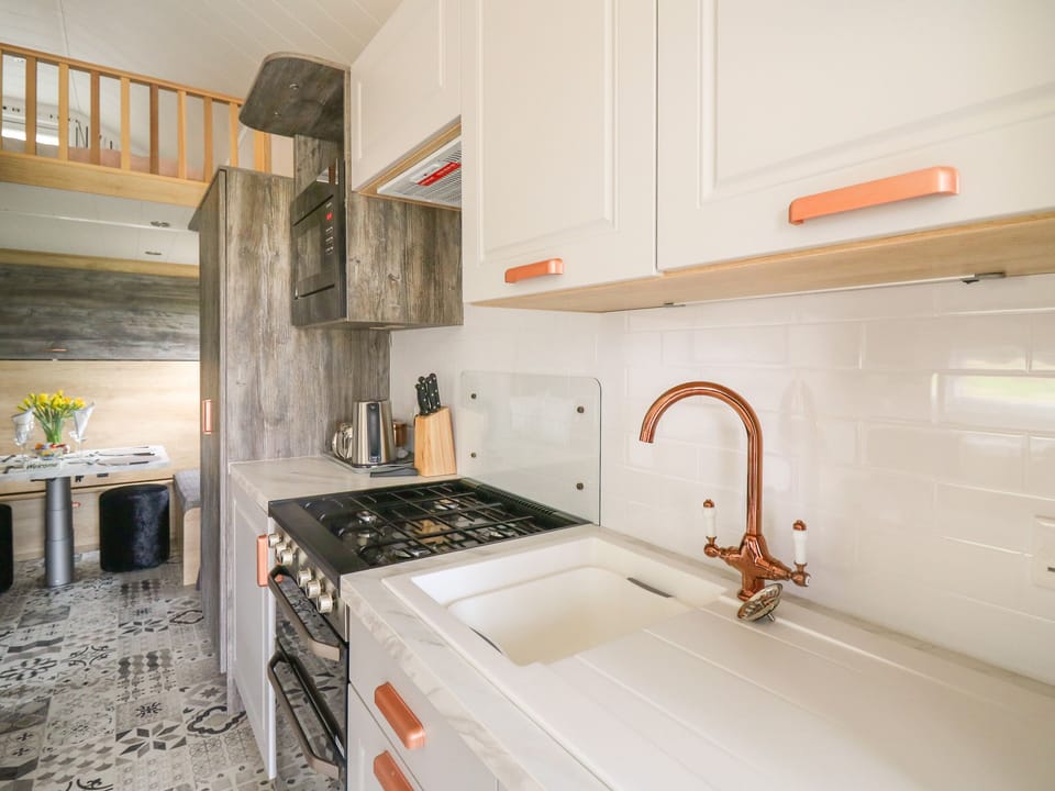 Cottage | Private kitchen | Fridge, microwave, electric kettle, toaster