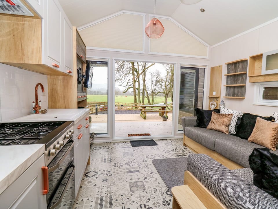 Cottage | Private kitchen | Fridge, microwave, electric kettle, toaster