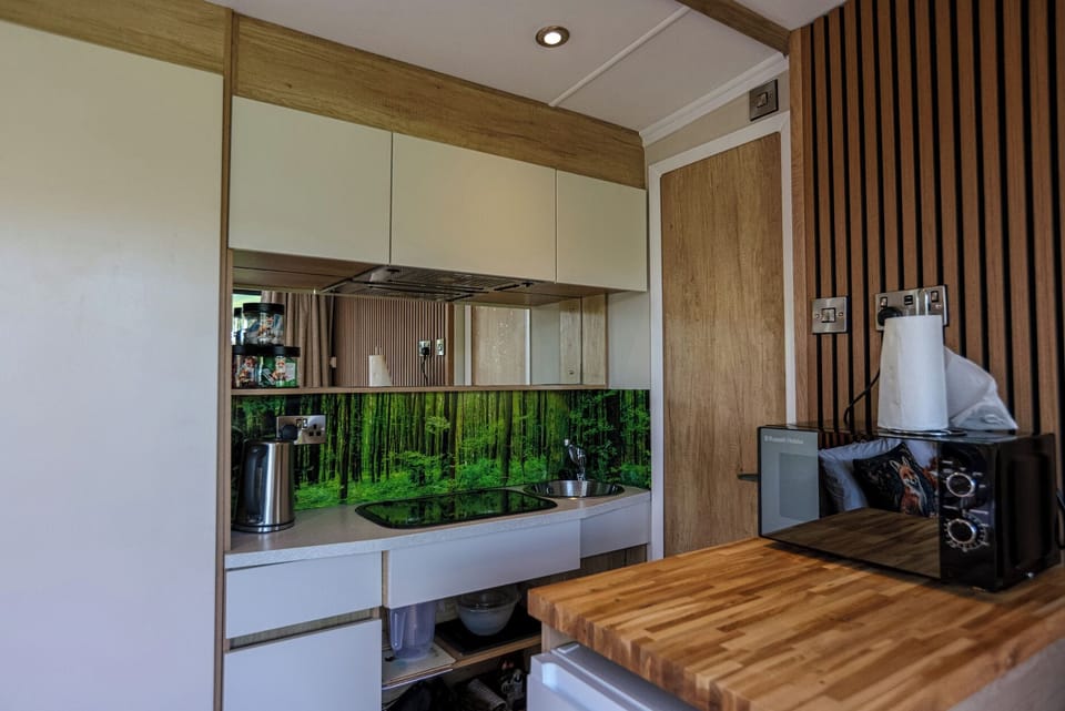 Cottage | Private kitchen | Fridge, microwave, electric kettle, cookware/dishes/utensils