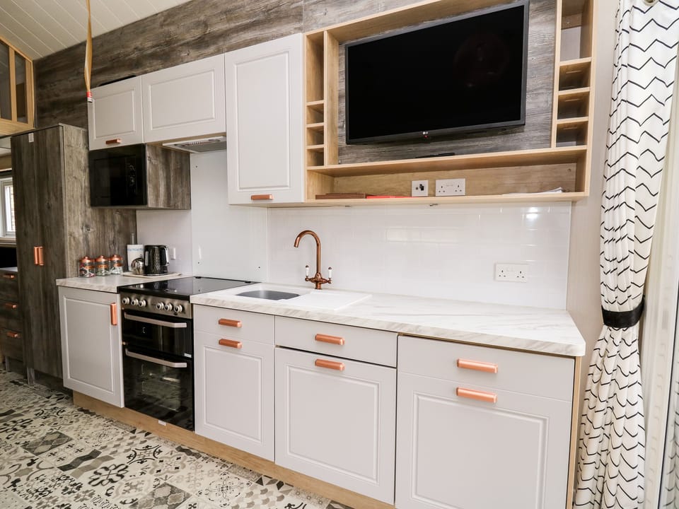 Cottage | Private kitchen | Fridge, microwave, dishwasher, electric kettle
