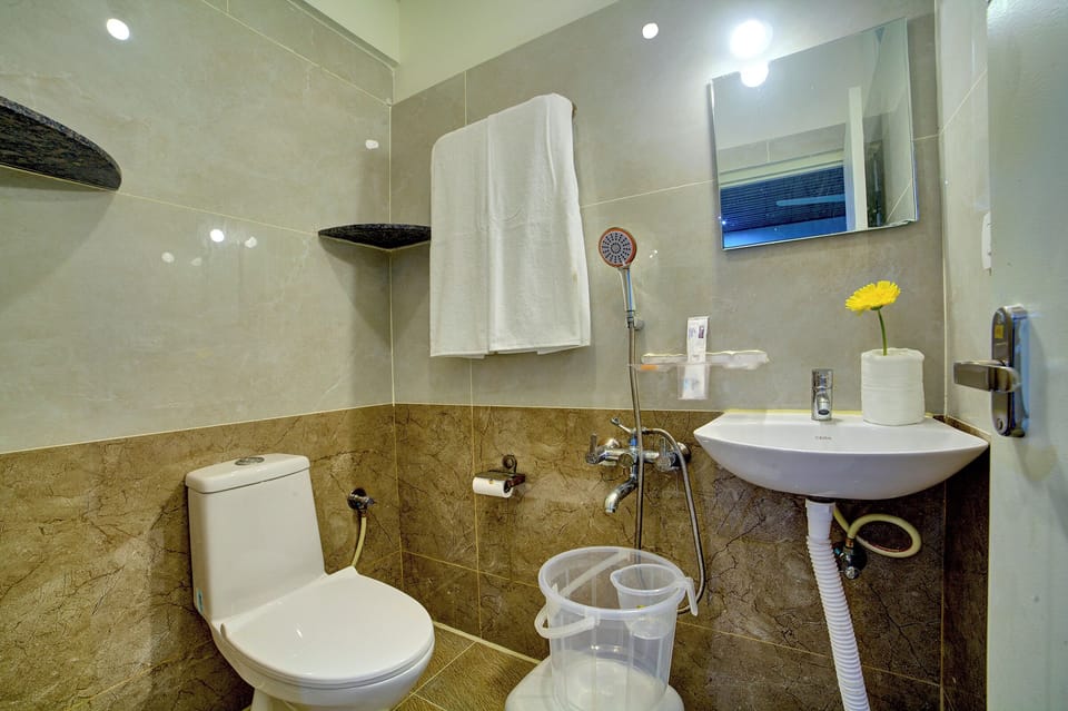 Shower, rainfall showerhead, free toiletries, hair dryer