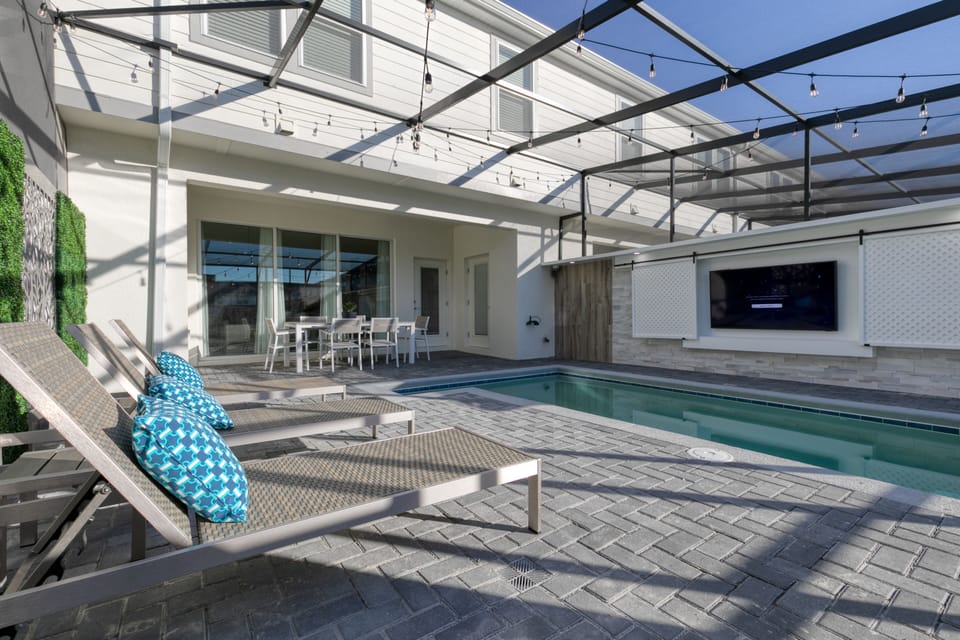 Covered outdoor area with private pool, Smart TV