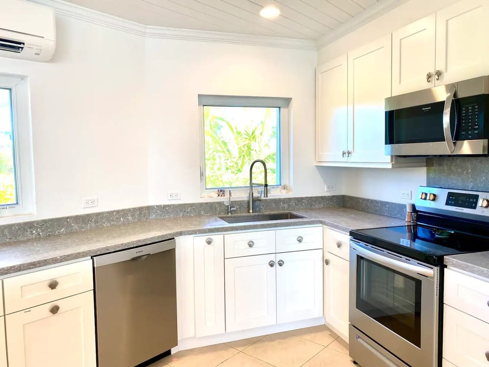 Fully equipped kitchen with dishwasher, electric range and microwave