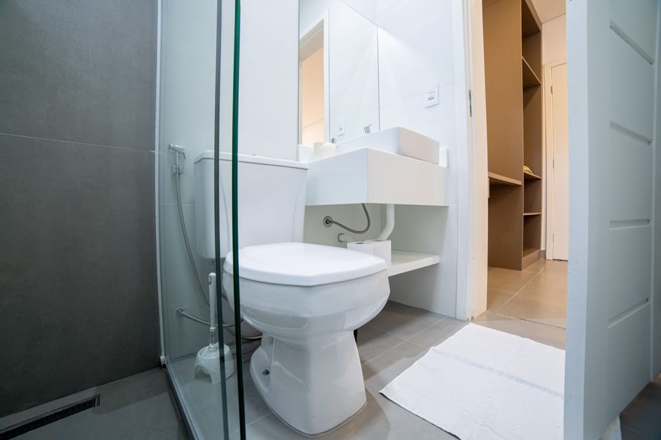 Deluxe Triple Room | Bathroom | Shower, free toiletries, towels