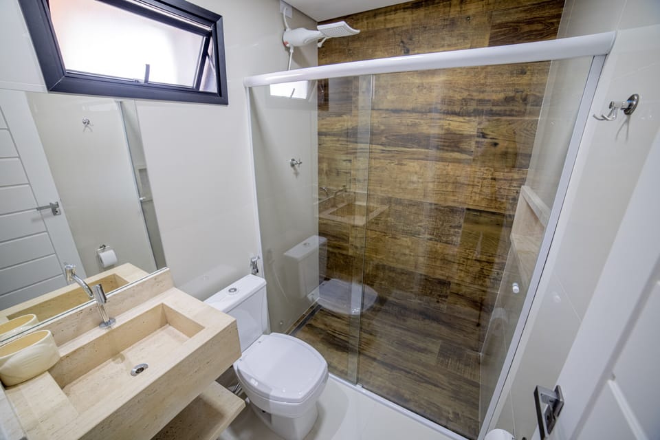 Family Triple Room | Bathroom | Shower, free toiletries, towels
