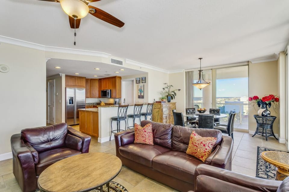 Beach Club 601 - Living room