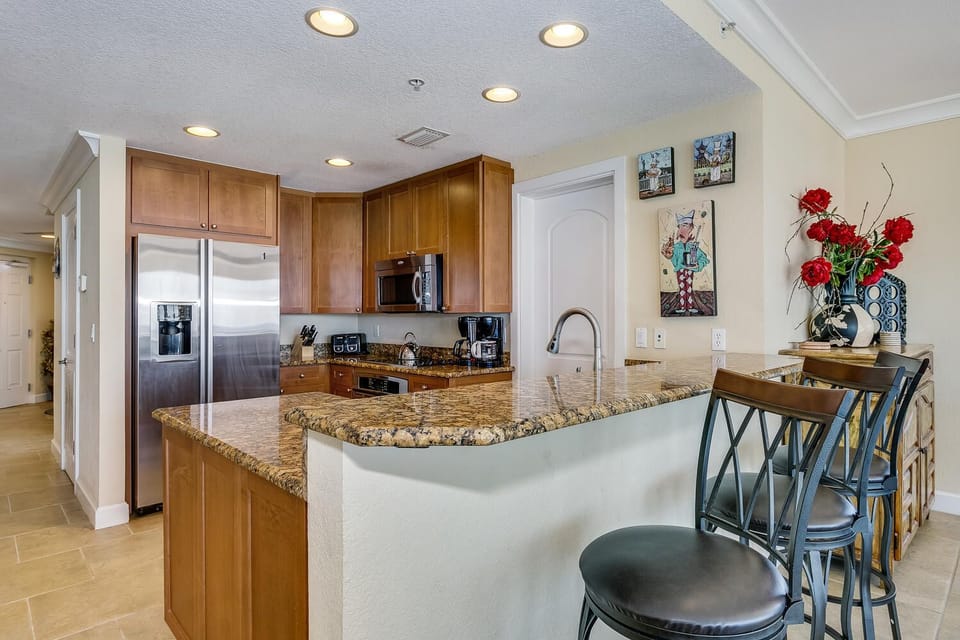 Beach Club 601 - Kitchen and bar