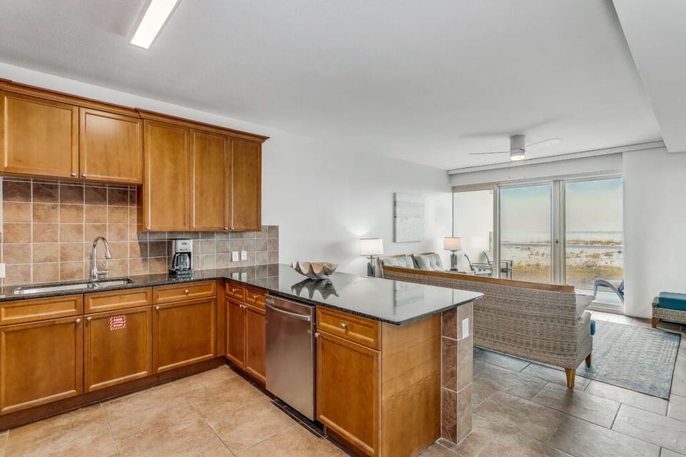 Beach Club 104B - kitchen