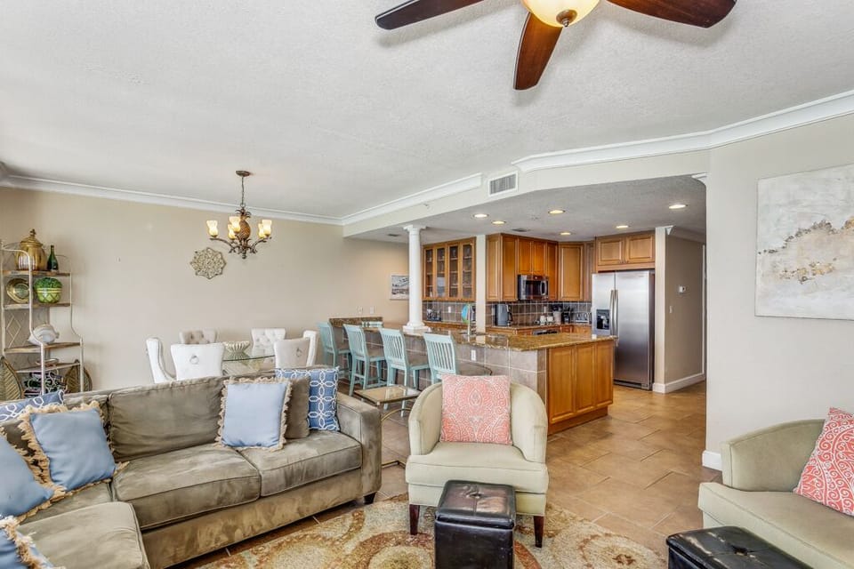 Beach Club 1204 - Living Room/Kitchen