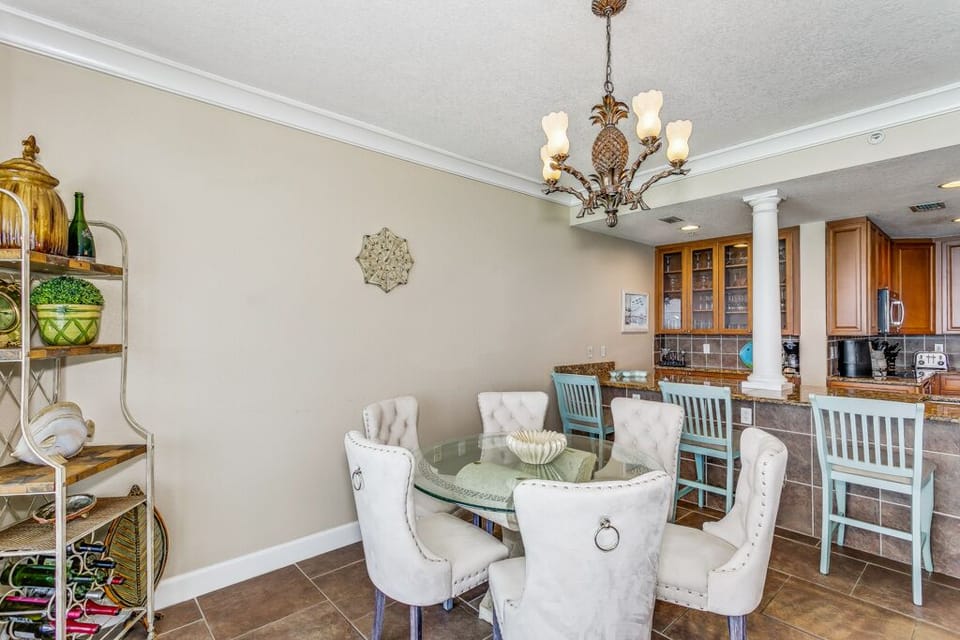 Beach Club 1204 - Dining Room