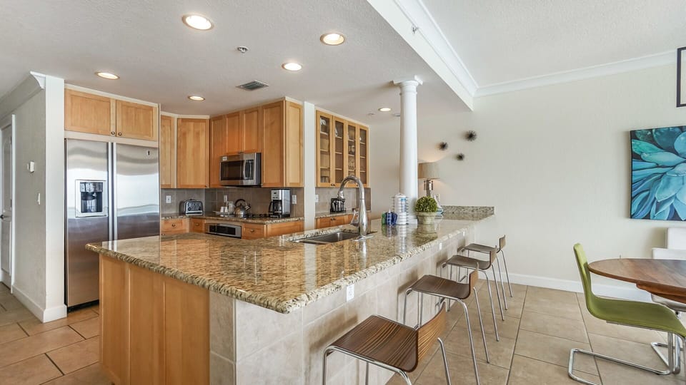 Beach Club 1205 - Kitchen and bar