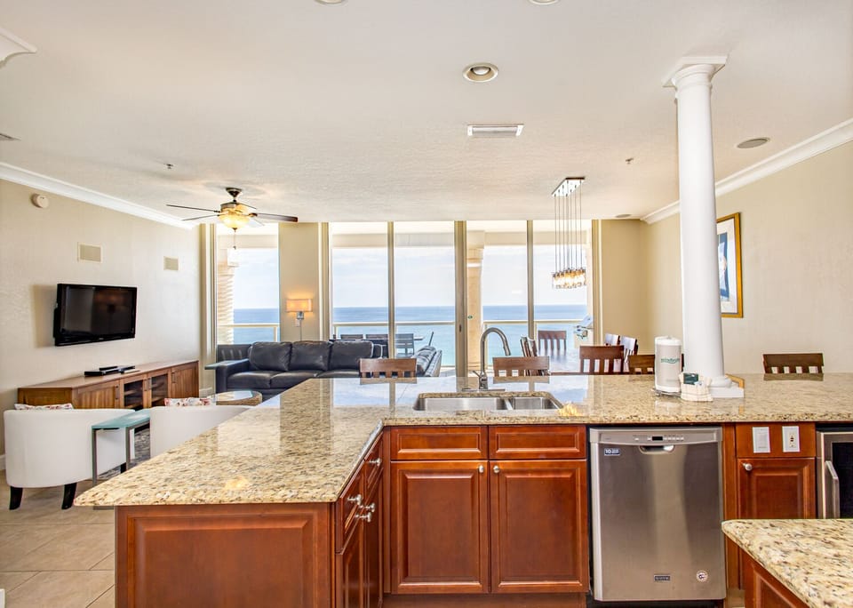 Beach Club 1602 - Kitchen