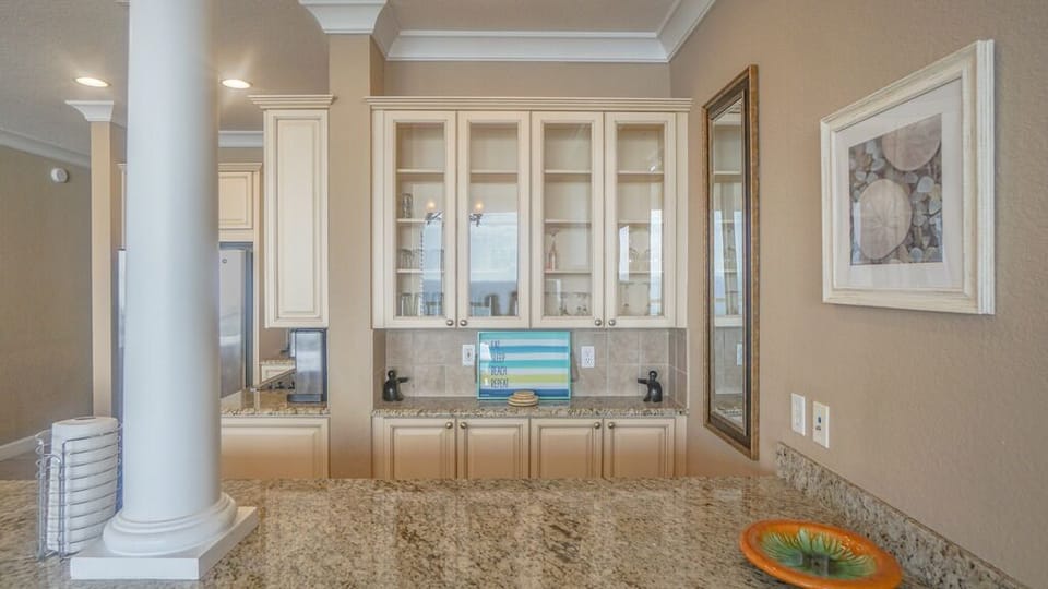 Beach Club 1703 - Kitchen bar area