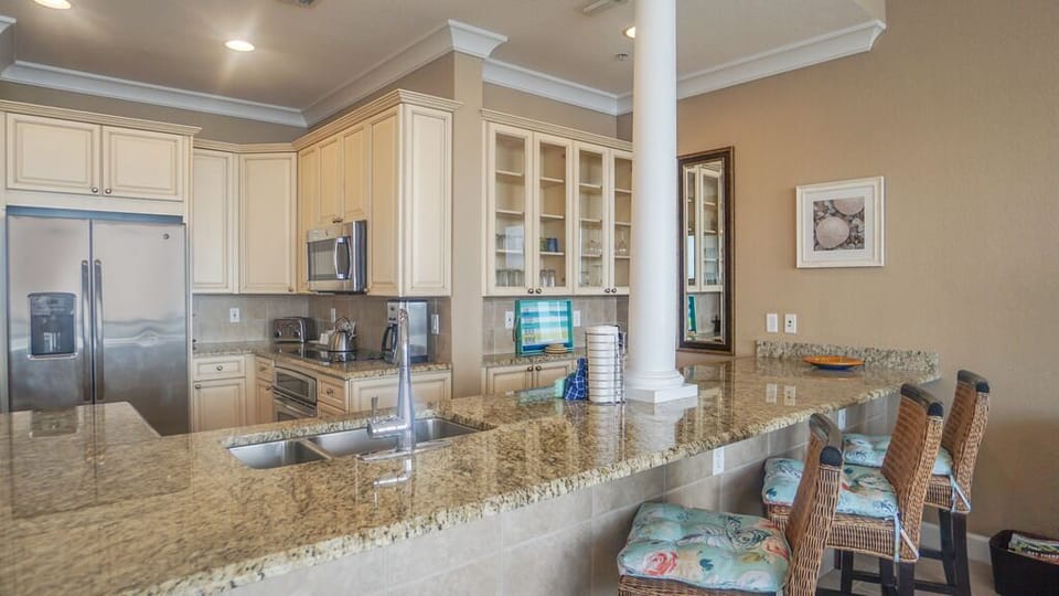 Beach Club 1703 - Kitchen and bar