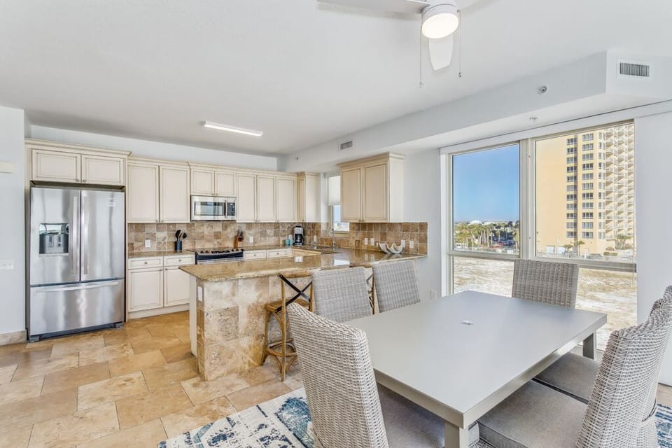Beach Club 302B - Dining room and kitchen