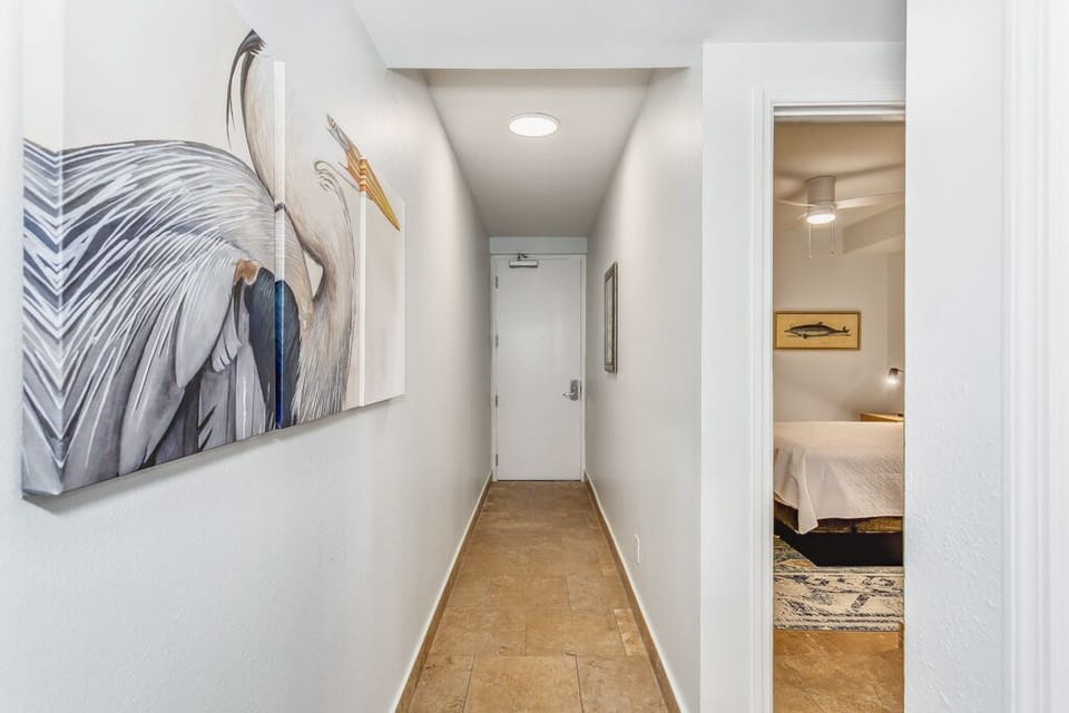 Beach Club 302B - Front door hallway