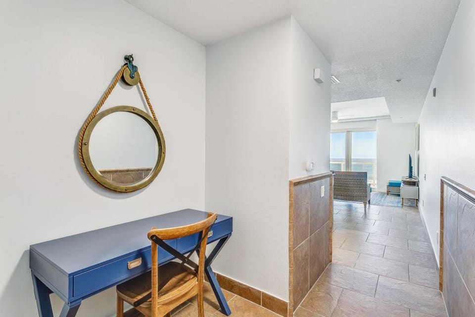 Beach Club 304B - Hallway Desk