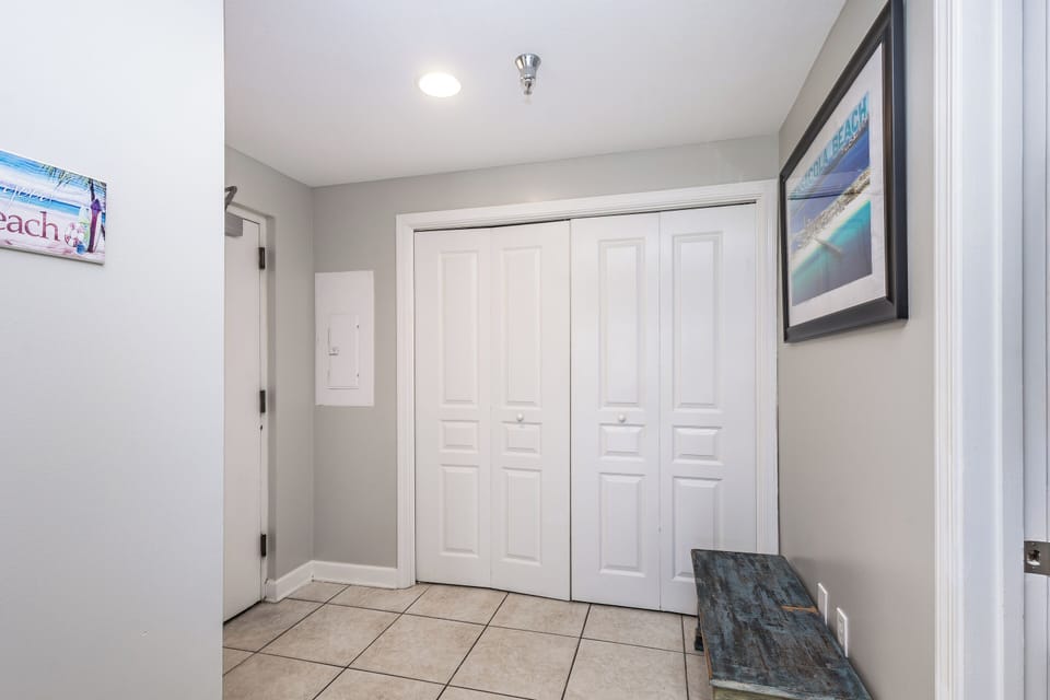 Emerald Isle 102 - Entryway