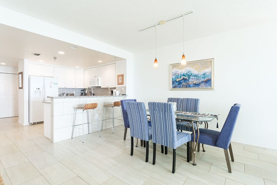 Emerald Isle 205 - Dining room