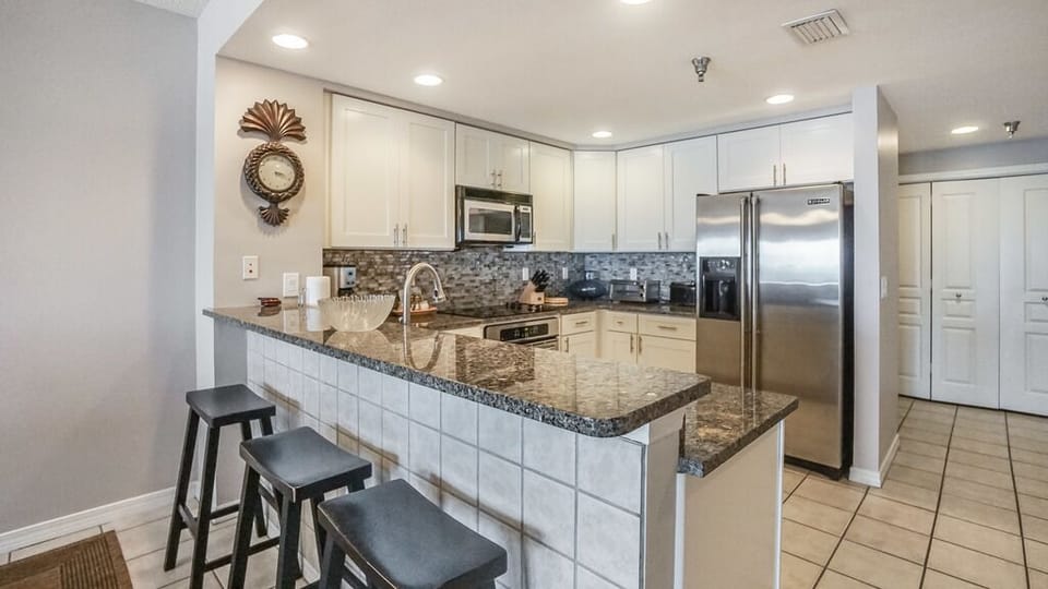 Emerald Isle 506 - Kitchen and bar area