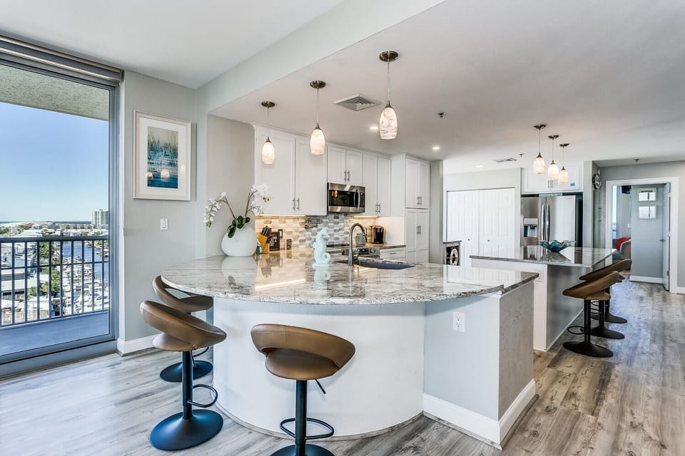 Coastal Cove - Kitchen bar area