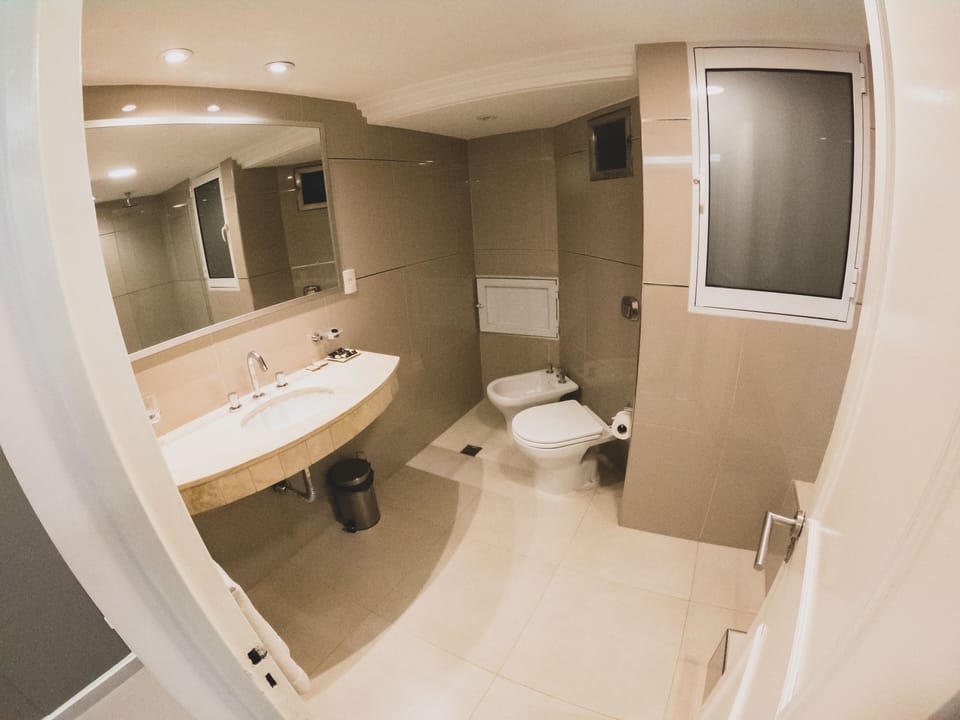 Suite | Bathroom | Combined shower/tub, free toiletries, hair dryer, bidet