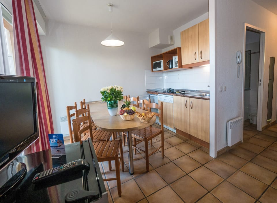 Whip up a meal in the kitchenette before enjoying it at the dining table.
