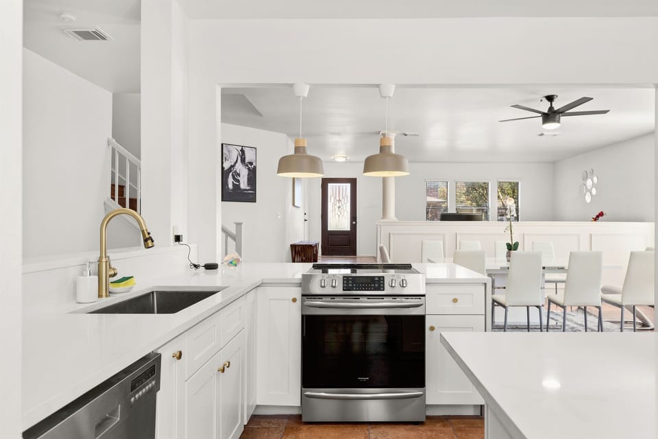 Cook up your favorites in this fully equipped chef’s kitchen 👨‍🍳🍴